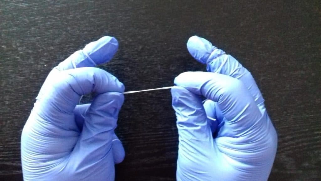 how to hold floss
